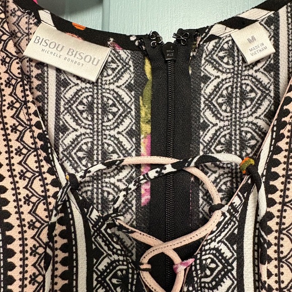 Bisou Bisou Geometric and Floral Patterned Long sleeve Printed romper: Like New - Picture 4 of 6